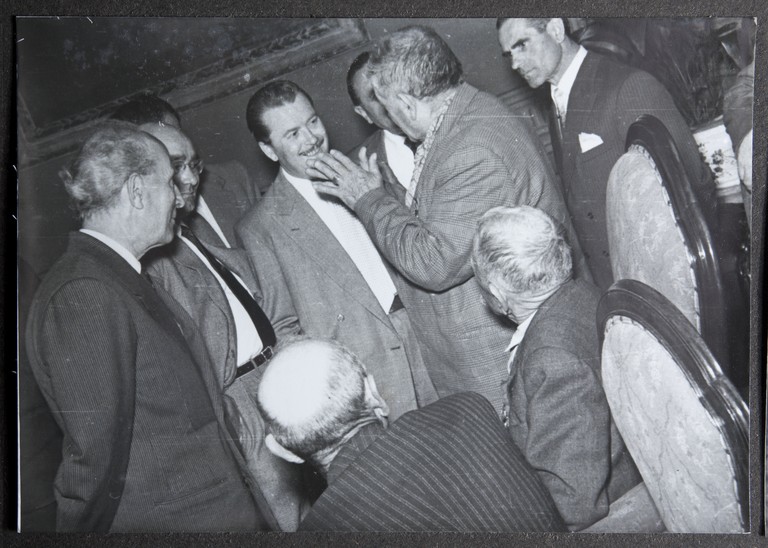 Reggio Emilia, 1955, Sala del Tricolore, Festeggiamenti per l'80° di Alcide Cervi, Alcide Cervi a colloquio